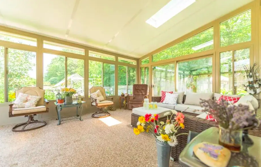 Solarium 3 saisons en verre, élégant et spacieux, conçu pour maximiser la lumière naturelle.