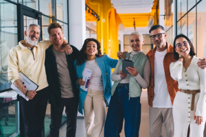 Équipe d’entreprise heureuse et unie grâce à GEM-WORK, logiciel de gestion intégré qui facilite la collaboration.