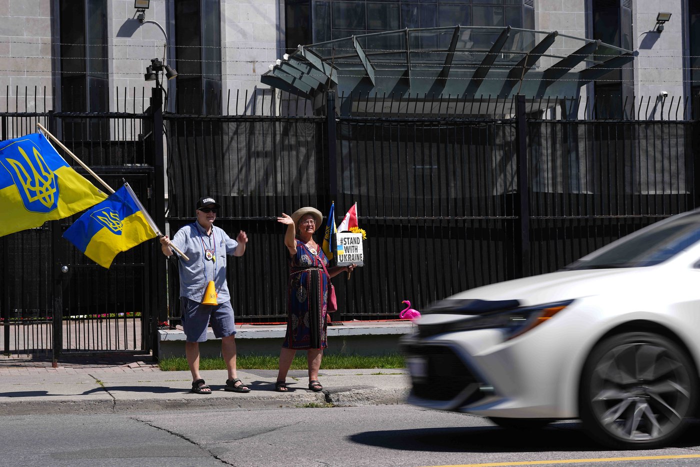 Ukraine : des Canadiens manifestent quotidiennement devant lambassade russe à Ottawa