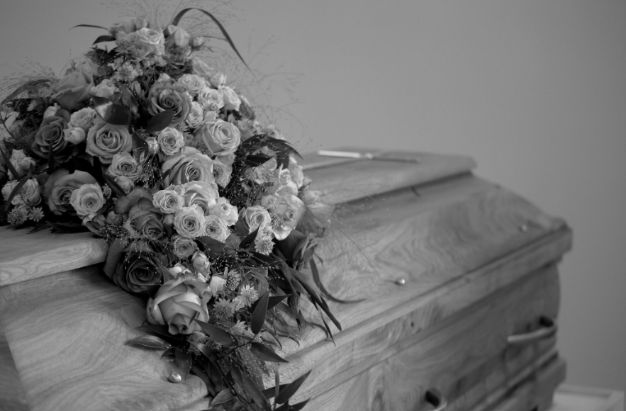Cerceuil orné de fleurs